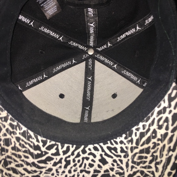 A hat - Picture 3 of 3